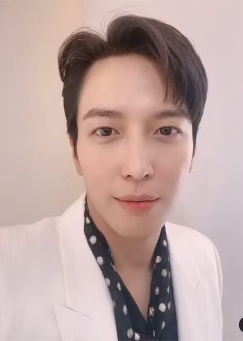 Nam ca sĩ Jung Yong Hwa mong người hâm mộ giữ gìn sức khỏe. Nhìn lại năm 2020, nam ca sĩ cho biết, vì một số sự cố, anh chưa có nhiều hoạt động. Tuy nhiên Jung Yong Hwa hài lòng và biết ơn vì đã trải qua năm cũ tốt đẹp.