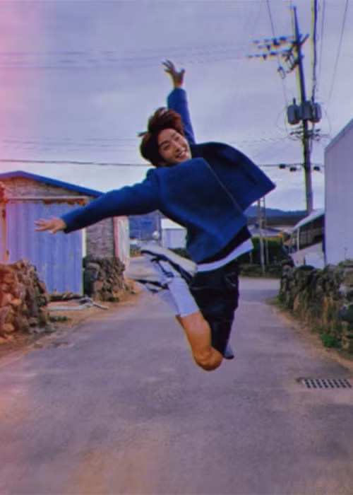 Lee Jun Ki cầu nguyện cho tất cả mọi người khỏe mạnh và may mắn trong năm 2021. “Cảm ơn khán giả. Tôi yêu tất cả mọi người", nam diễn viên chia sẻ.