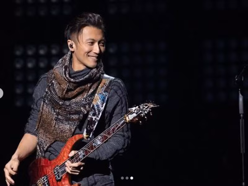 Tạ Đình Phong chia sẻ: “Chúc các bạn một năm mới hạnh phúc”.