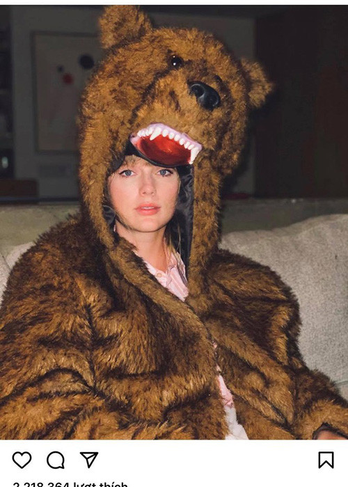 Ngôi sao Hollywood Taylor Swift khoe mặc một chiếc áo bông hình gấu vào thời khắc giao thừa đồng thời viết: "Tạm biệt năm 2020, thật là kỳ lạ".