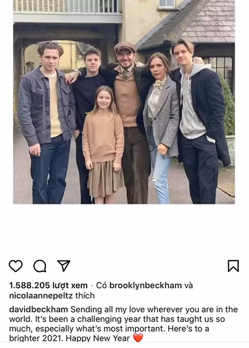 David Beckham đăng ảnh bên gia đình kèm lời chúc: "Gửi tất cả tình yêu của tôi dù bạn ở bất cứ đâu trên thế giới. 2020 là một năm đầy thử thách đã dạy chúng tôi rất nhiều điều, đặc biệt là những gì quan trọng nhất. Chúc một năm 2021 tươi sáng hơn. Chúc mừng năm mới".