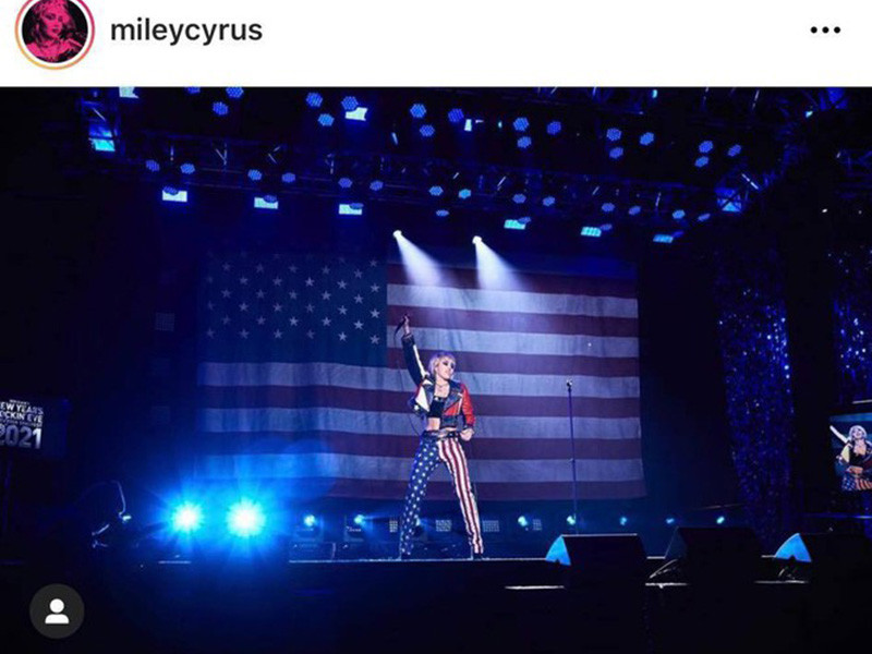 Miley Cyrus đi hát đêm giao thừa. Nữ ca sĩ chia sẻ: "Mong chờ năm 2021. Chúc mọi người có kỳ nghỉ lễ hạnh phúc và an toàn".