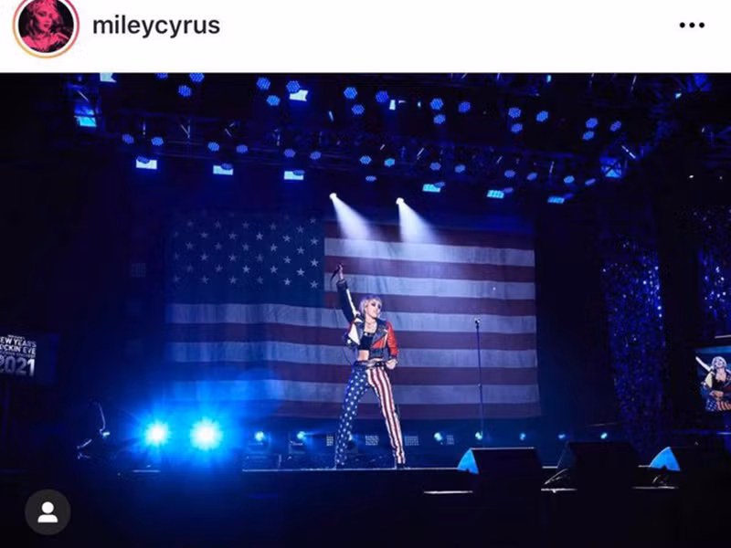Miley Cyrus đi hát đêm giao thừa. Nữ ca sĩ chia sẻ: "Mong chờ năm 2021. Chúc mọi người có kỳ nghỉ lễ hạnh phúc và an toàn".