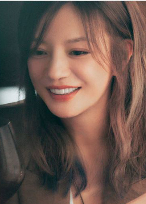 Triệu Vy gửi lời chúc năm 2021 sẽ tốt đẹp hơn năm cũ. “Hãy giữ an toàn và mạnh khỏe”, nữ diễn viên xứ Trung nhắn nhủ.