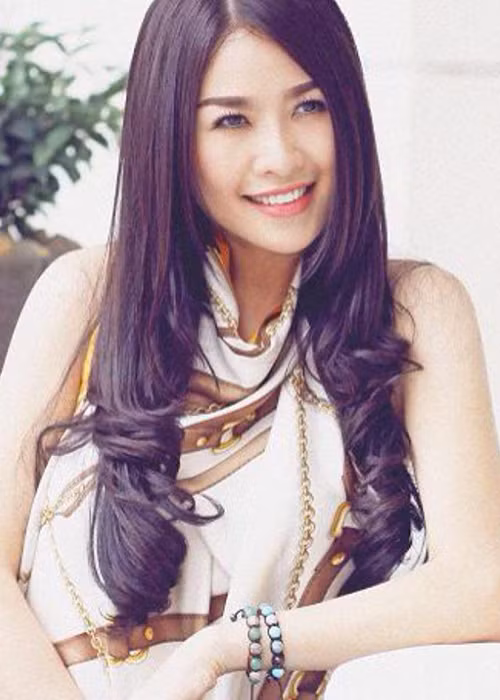 Quế Vân sinh năm 1982, khởi nghiệp là một người mẫu, hoạt động cùng thời với siêu mẫu Thanh Hằng.