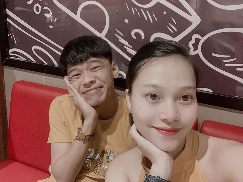 Trong thời gian Ngọc Hà mang bầu, Trung Ruồi luôn cố gắng làm vợ vui. Nam diễn viên khen vợ là bà bầu gọn gàng nhất mà anh từng nhìn thấy.