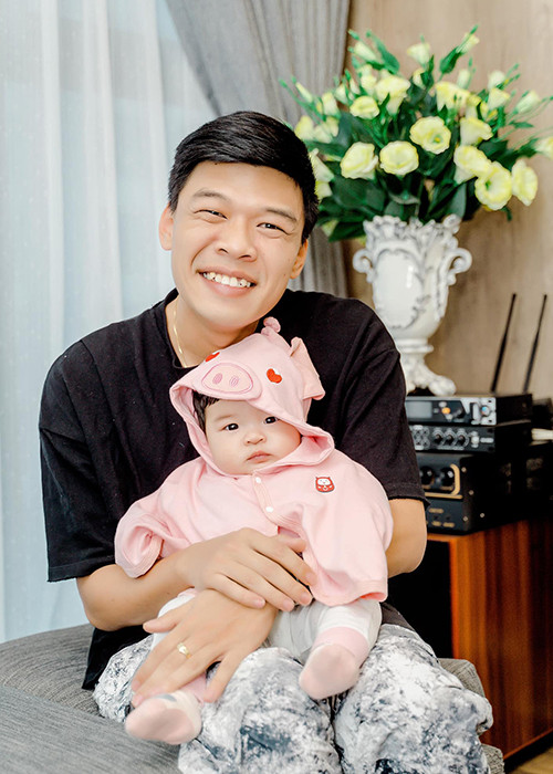 Nam diễn viên chương trình Táo quân khoe con gái đầu lòng xinh xắn.