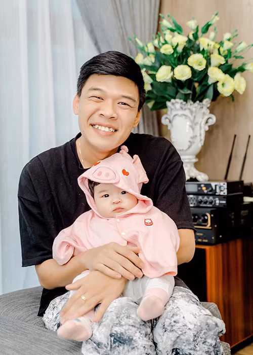 Nam diễn viên chương trình Táo quân khoe con gái đầu lòng xinh xắn.