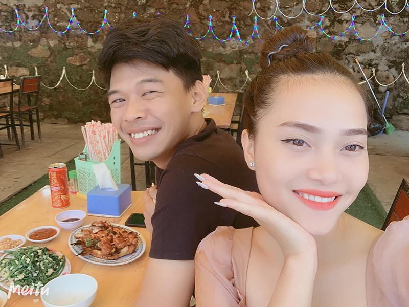 Trung Ruồi đã lập gia đình. Bà xã của anh tên Ngọc Hà, sinh năm 1996, kém anh 3 tuổi, đến từ Yên Bái.