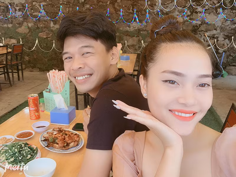 Trung Ruồi đã lập gia đình. Bà xã của anh tên Ngọc Hà, sinh năm 1996, kém anh 3 tuổi, đến từ Yên Bái.