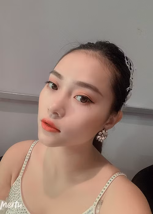 Bà xã của Trung Ruồi nhận được nhiều lời khen ngợi vì nhan sắc như hot girl.