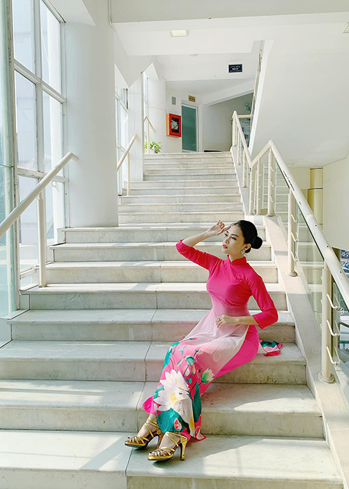 "Ngày còn học trong trường, 4 năm liền Hà đều là học sinh giỏi của trường, cũng là 1 trong 10 diễn viên được đi du học ở Nhật về múa", Trung Ruồi kể.