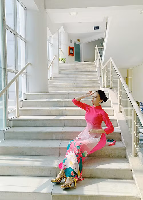 "Ngày còn học trong trường, 4 năm liền Hà đều là học sinh giỏi của trường, cũng là 1 trong 10 diễn viên được đi du học ở Nhật về múa", Trung Ruồi kể.