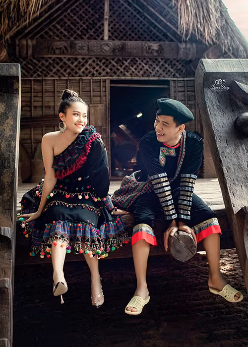 Nam diễn viên cho biết, bà xã làm món chả lá lốt "đen như than củi, giòn như bim bim" hoặc nấu 1 bát canh mồng tơi "như trà mạn, lá vàng ươm".