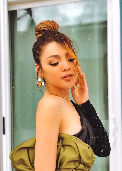 Vì muốn chinh phục vương miện Đại sứ hoàn mỹ, chân dài chuyển giới lặn lội từ Mỹ về Việt Nam.