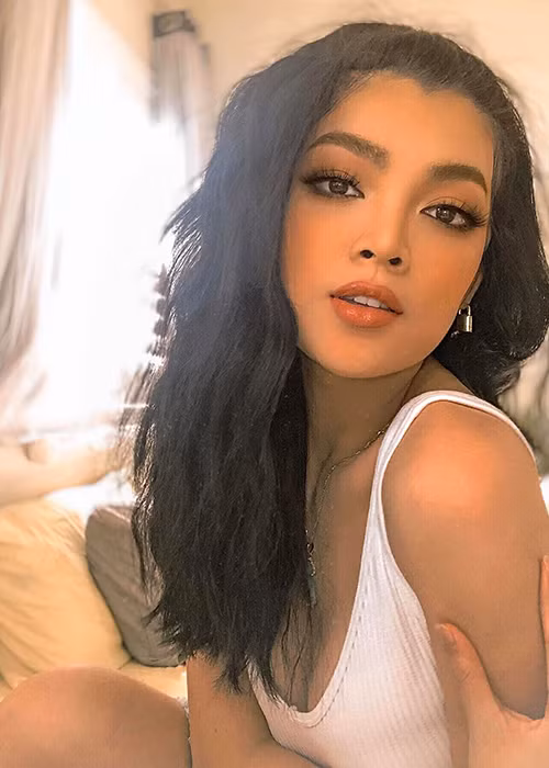 Trân Đài theo đuổi phong cách gợi cảm, cá tính.