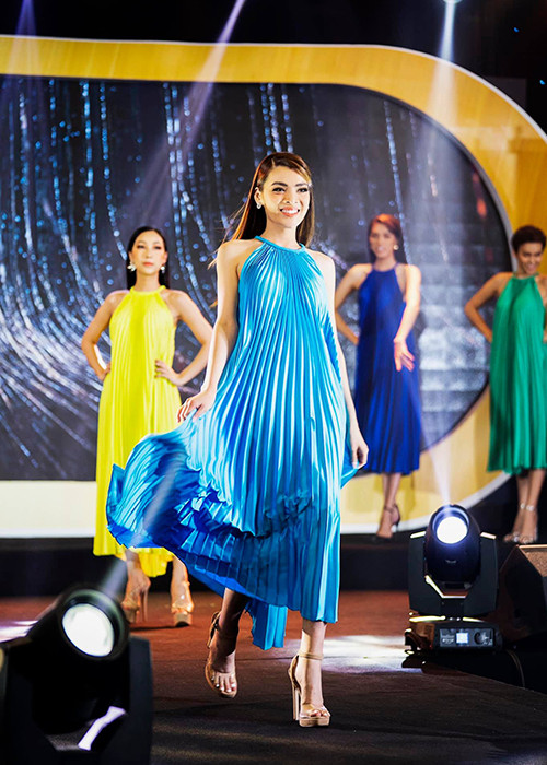 "Nếu nói về thông minh, sắc sảo ở cuộc thi này, khó ai qua được. Nếu nói về khéo thì cũng khỏi qua. Ai mà tiếp xúc với con bé sẽ thấy mến nó, vì nó chân thành, không giả trân", Trang Trần chia sẻ về Trân Đài.