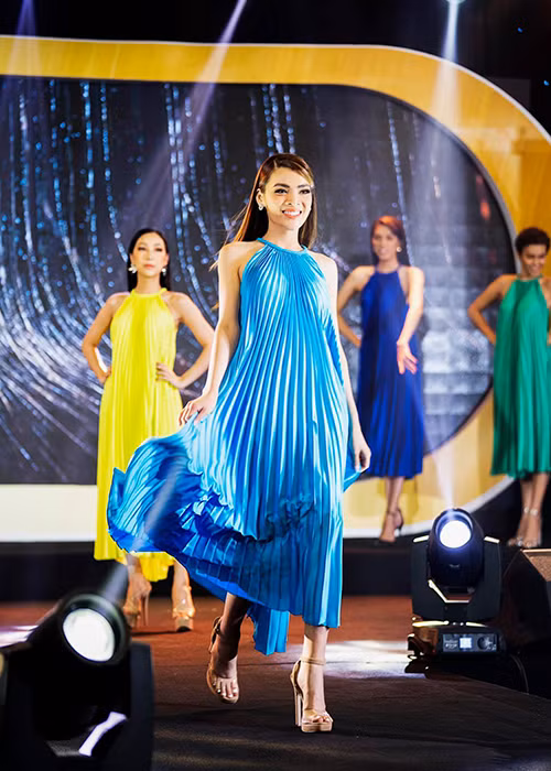 "Nếu nói về thông minh, sắc sảo ở cuộc thi này, khó ai qua được. Nếu nói về khéo thì cũng khỏi qua. Ai mà tiếp xúc với con bé sẽ thấy mến nó, vì nó chân thành, không giả trân", Trang Trần chia sẻ về Trân Đài.