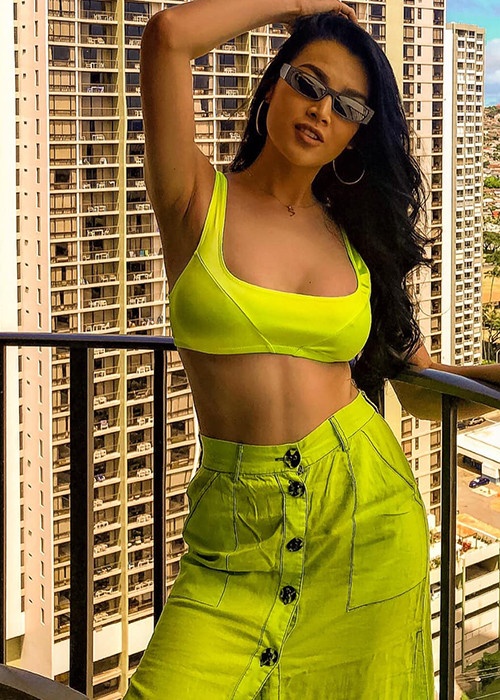 Mỹ nhân chuyển giới có làn da nâu bánh mật khỏe khoắn.