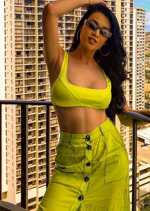 Mỹ nhân chuyển giới có làn da nâu bánh mật khỏe khoắn.