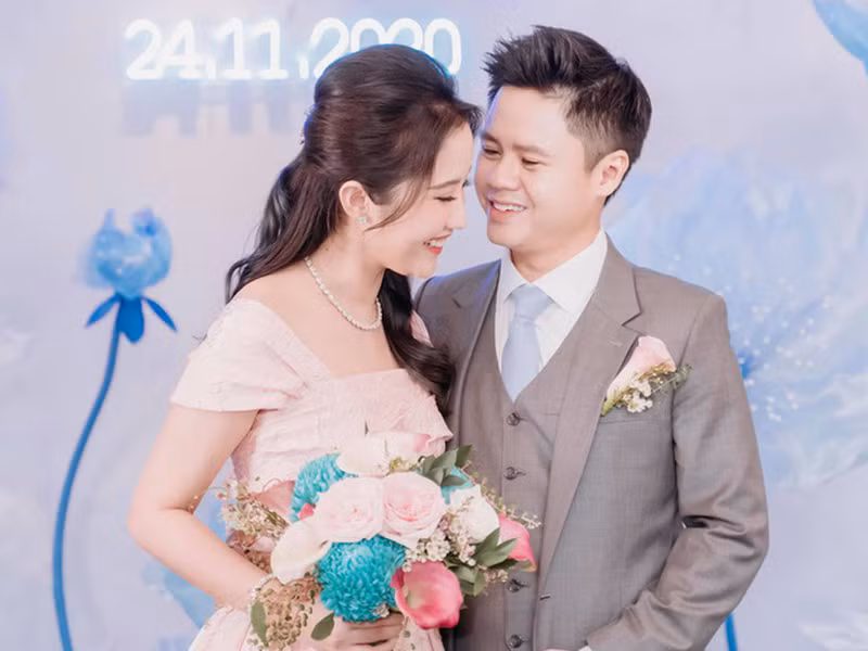 Tháng 11/2020, đôi uyên ương tổ chức lễ ăn hỏi.