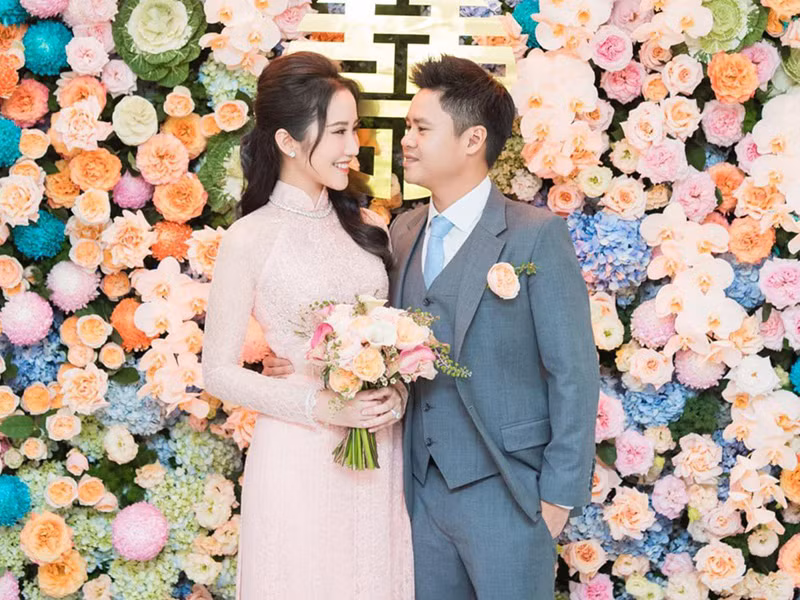 Xuân Thảo rạng ngời hạnh phúc bên Phan Thành trong ngày ăn hỏi. Ảnh: Zing