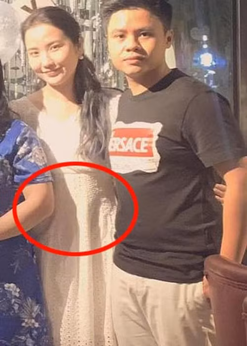 Sau lễ ăn hỏi, Xuân Thảo vướng nghi vấn bầu bí. Trước tin đồn này, hot girl phủ nhận. "Bầu bé mỡ, 3 tháng", Xuân Thảo trả lời câu hỏi "Nghe đồn chị đang có bầu" của Ngọc Thanh Tâm. Ảnh: Công lý &amp; xã hội