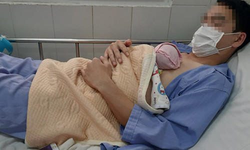 San phu suyt phai cat bo tu cung sau con dau bung duoi