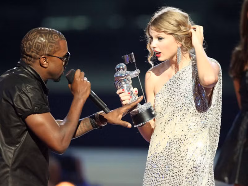 Kanye West từng bị ném đá vì hành động giật mic từ tay nữ ca sĩ Taylor Swift tại lễ trao giải thưởng âm nhạc MTV năm 2009. Nam rapper cho rằng Taylor Swift không xứng đáng nhận giải Video hay nhất của năm mà phải là Beyonce.