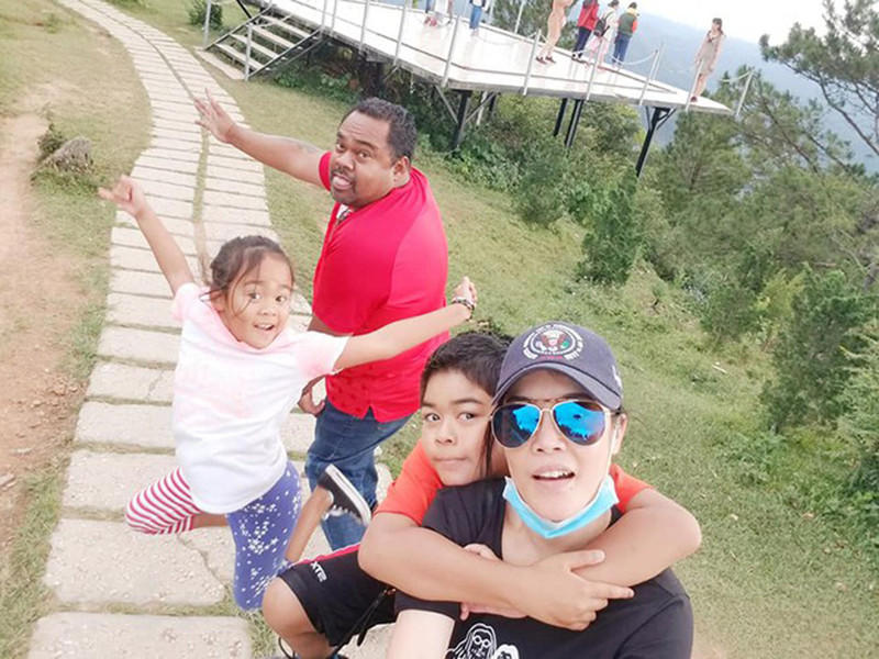 Nữ ca sĩ đành bù đắp cho các con sau khi công việc kết thúc.