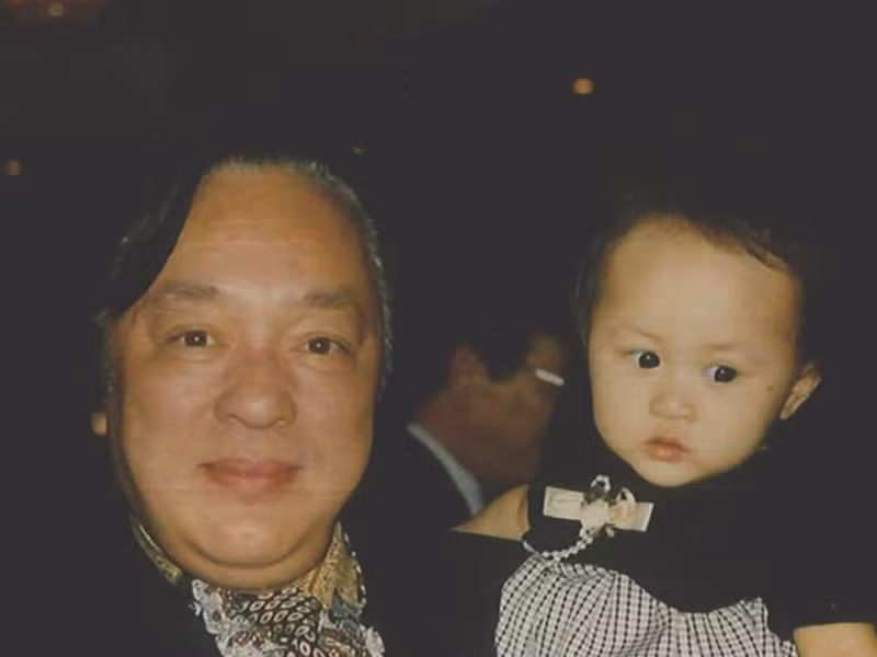 Nghệ sĩ Trung Kiên vẫn chăm sóc các cháu nội sau khi vợ qua đời.