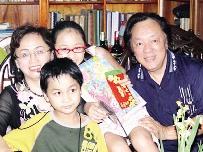 Sau này, nghệ sĩ Trung Kiên đi thêm bước nữa. Vợ ông là NSND Trần Thu Hà. Bà từng là giám đốc Học viện Âm nhạc Quốc gia Việt Nam. Dù không phải là bà nội ruột của Thiện Thanh và Quang Đăng nhưng NSND Thu Hà vẫn rất yêu thương 2 người cháu riêng của chồng. Bà chăm sóc, dạy piano cho Quang Đăng. Chính diva Thanh Lam từng gửi lời cảm ơn đến NSND Thu Hà đã rèn giũa Quang Đăng khi Quang Đăng giành giải nhất Piano quốc tế Hà Nội 2015. Ảnh: Giáo dục &amp; thời đại