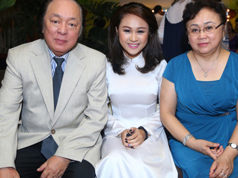 Vợ chồng nghệ sĩ Trung Kiên - Thu Hà luôn theo sát hai cháu nội. Ảnh: Zing