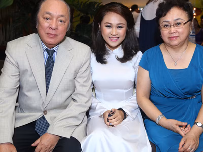 Vợ chồng nghệ sĩ Trung Kiên - Thu Hà luôn theo sát hai cháu nội. Ảnh: Zing