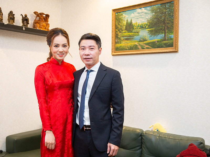 Cô dâu khoe nhan sắc xinh đẹp trong tà áo dài đỏ, chú rể phong độ trong trang phục vest.