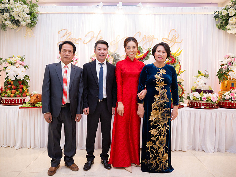 Đôi uyên ương nở nụ cười hạnh phúc bên nhau trong đám hỏi.