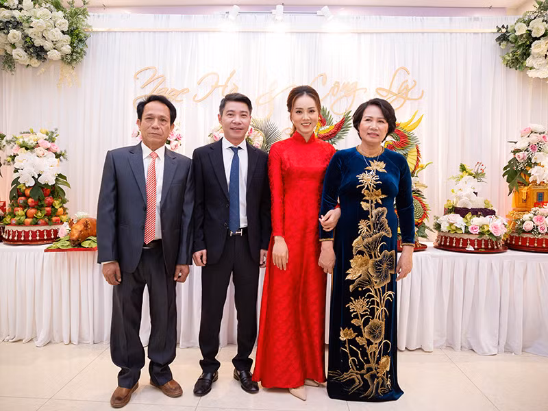 Đôi uyên ương nở nụ cười hạnh phúc bên nhau trong đám hỏi.