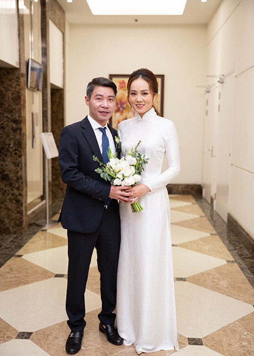 Cô sánh đôi cùng ông xã hơn 15 tuổi trở về nhà riêng.