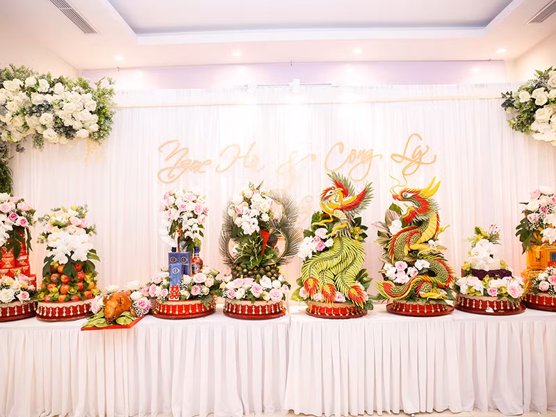 Lễ ăn hỏi gồm có 9 tráp được nhà chú rể chuẩn bị.