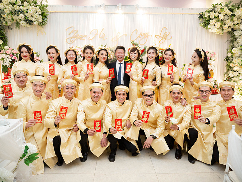 Dàn phù dâu và phù rể gồm có các diễn viên trẻ như: Quỳnh Kool, Đình Tú, Mạnh Hưng...