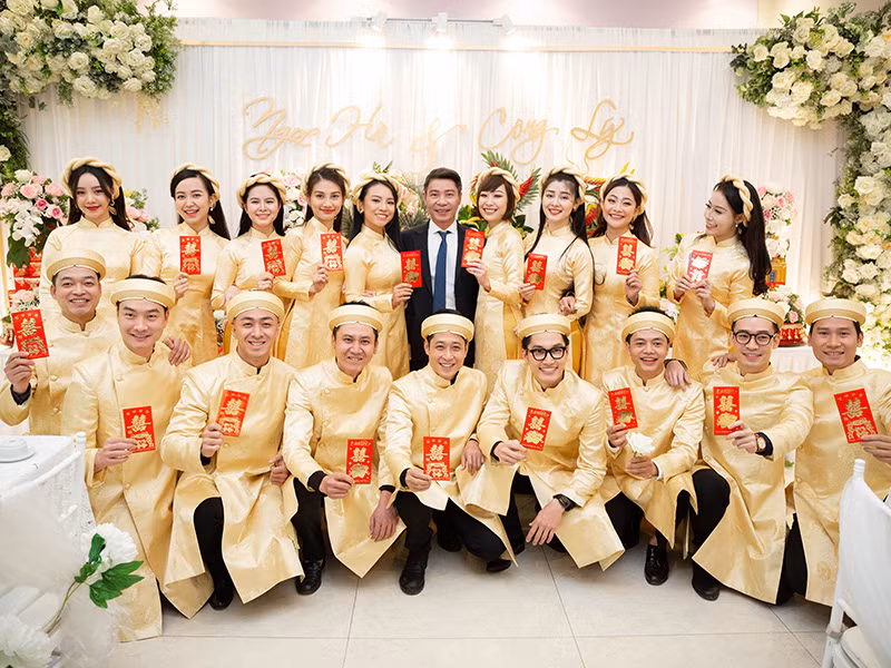 Dàn phù dâu và phù rể gồm có các diễn viên trẻ như: Quỳnh Kool, Đình Tú, Mạnh Hưng...