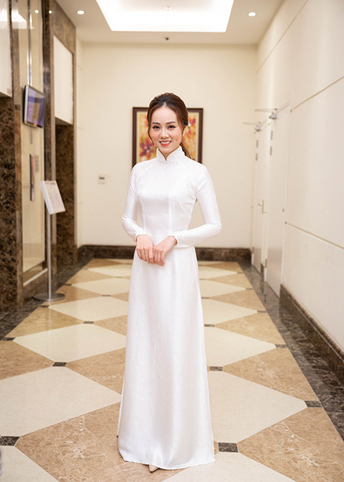 Sau lễ ăn hỏi, Ngọc Hà diện áo dài trắng.