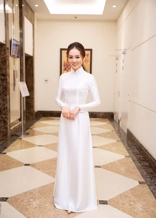 Sau lễ ăn hỏi, Ngọc Hà diện áo dài trắng.