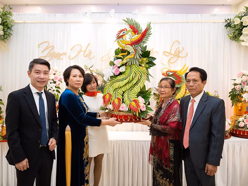 Đại diện nhà trai trao sinh lễ cho nhà gái.