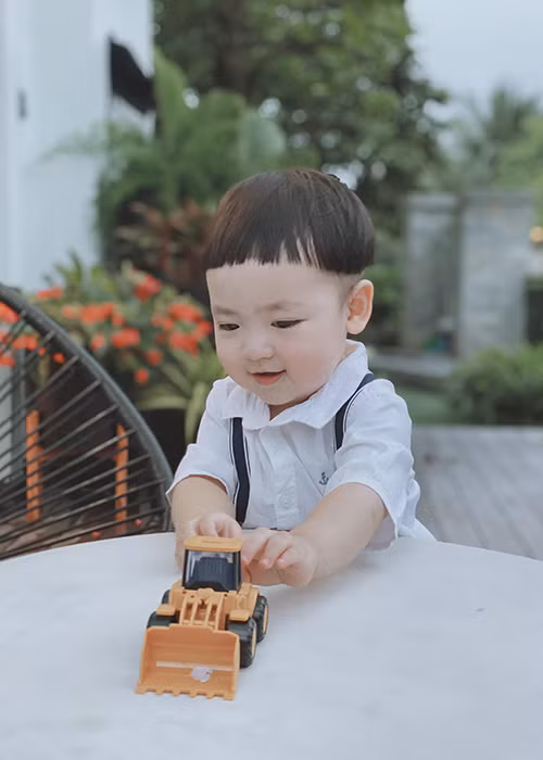 Được mẹ cho ăn mặc sành điệu cùng với vẻ ngoài đáng yêu, quý tử nhà Tú Anh và Gia Lộc như hot boy nhí.