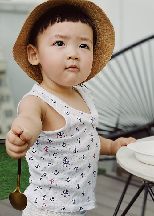 Tú Anh tự tay cắt tóc cho con trai đầu lòng.