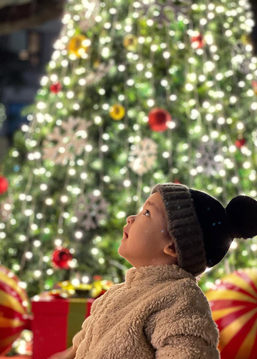 Tú Anh khoe ảnh con trai đón Giáng sinh kèm chú thích tiếng Anh với nội dung tạm dịch: "Ông già Noel ơi, những gì cháu muốn là một người nhện ạ".