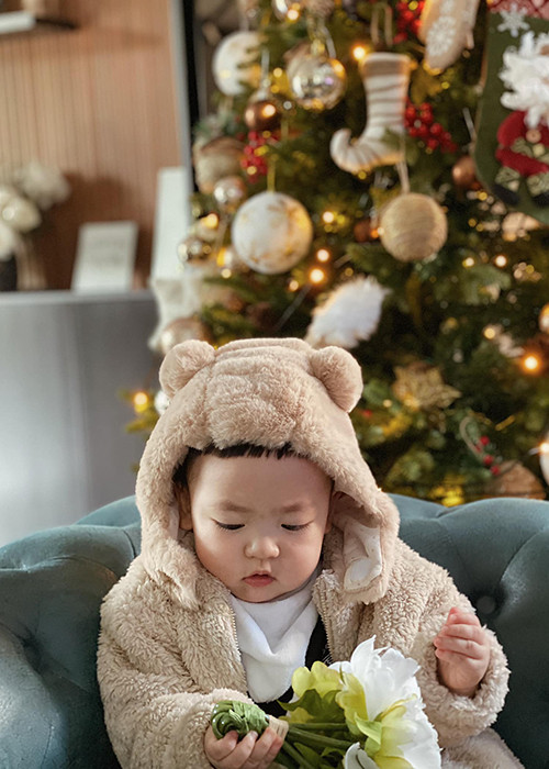 Mỗi khi đăng ảnh thiên thần nhỏ, nàng á hậu thường chú thích hài hước.