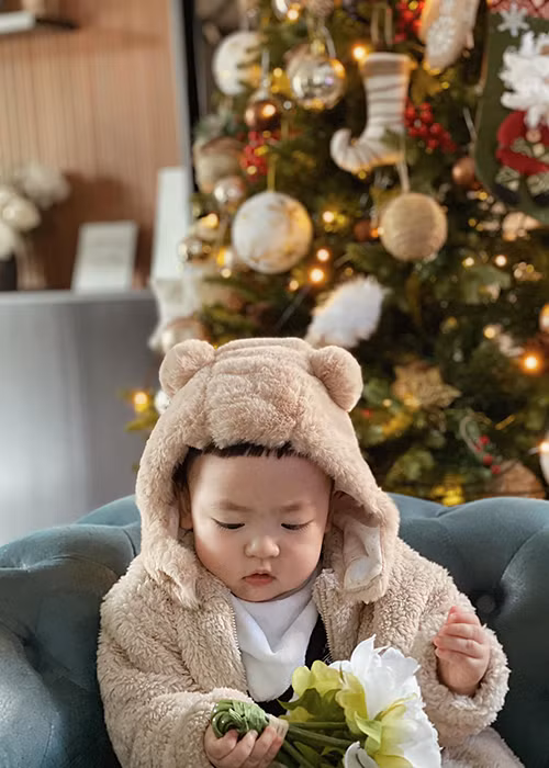 Mỗi khi đăng ảnh thiên thần nhỏ, nàng á hậu thường chú thích hài hước.