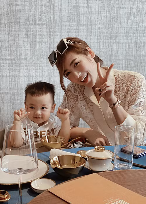 Nhắc về con trai hay chia sẻ hình ảnh thiên thần nhỏ, Tú Anh đều không giấu được niềm hạnh phúc qua ánh mắt.